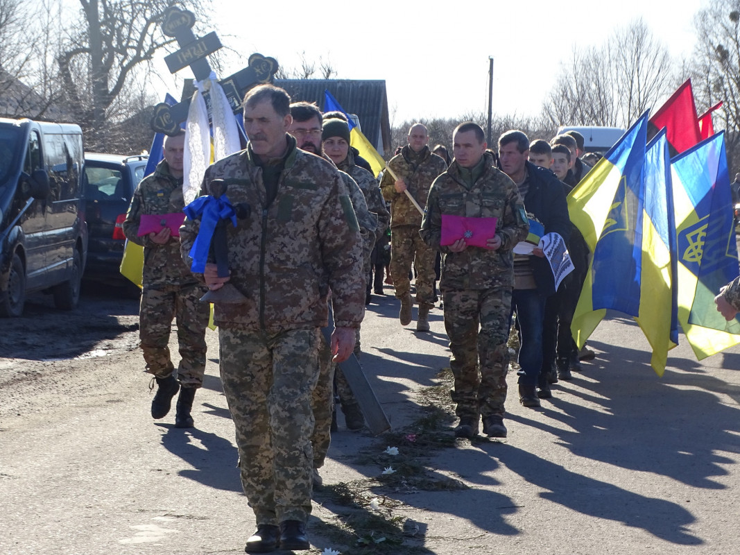 Двічі був поранений, проте після лікування знову ставав у стрій: на Волині в останню дорогу провели Героя Сергія Савчука