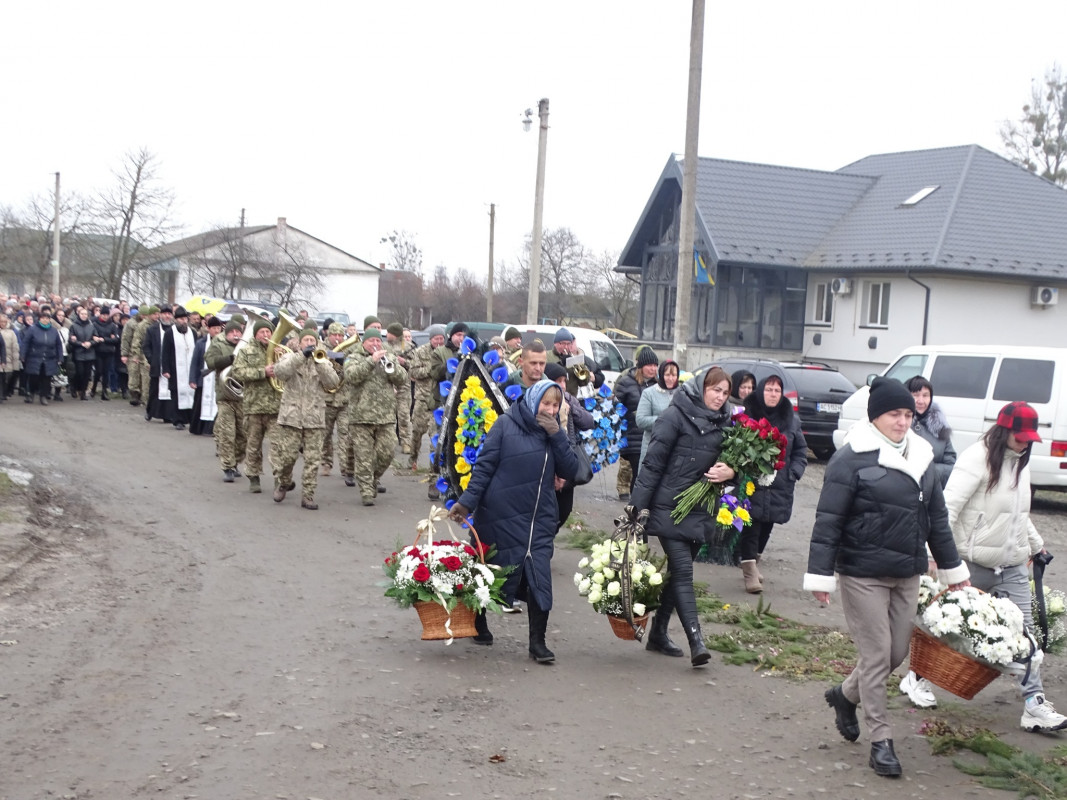 Добровольцем пішов до війська: на Волині попрощалися з Героєм Сергієм Попрійчуком