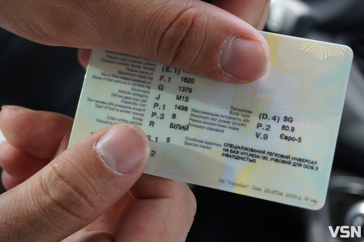 На стадіоні в Луцьку можна оформити водійські документи без черг — працює мобільний центр МВС