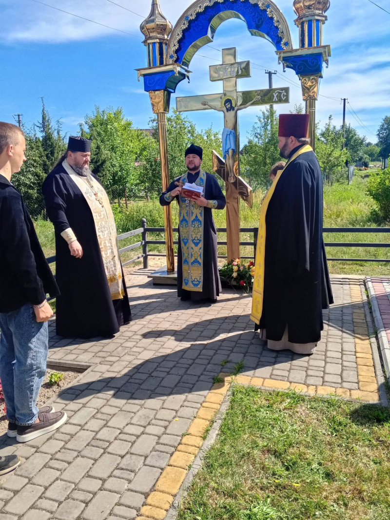 На Волині мати загиблого воїна встановила Хрест материнської любові на Алеї Слави