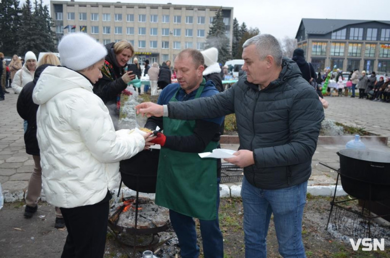 У місті на Волині на благодійному ярмарку зібрали майже 120 тисяч гривень для ЗСУ. Фоторепортаж