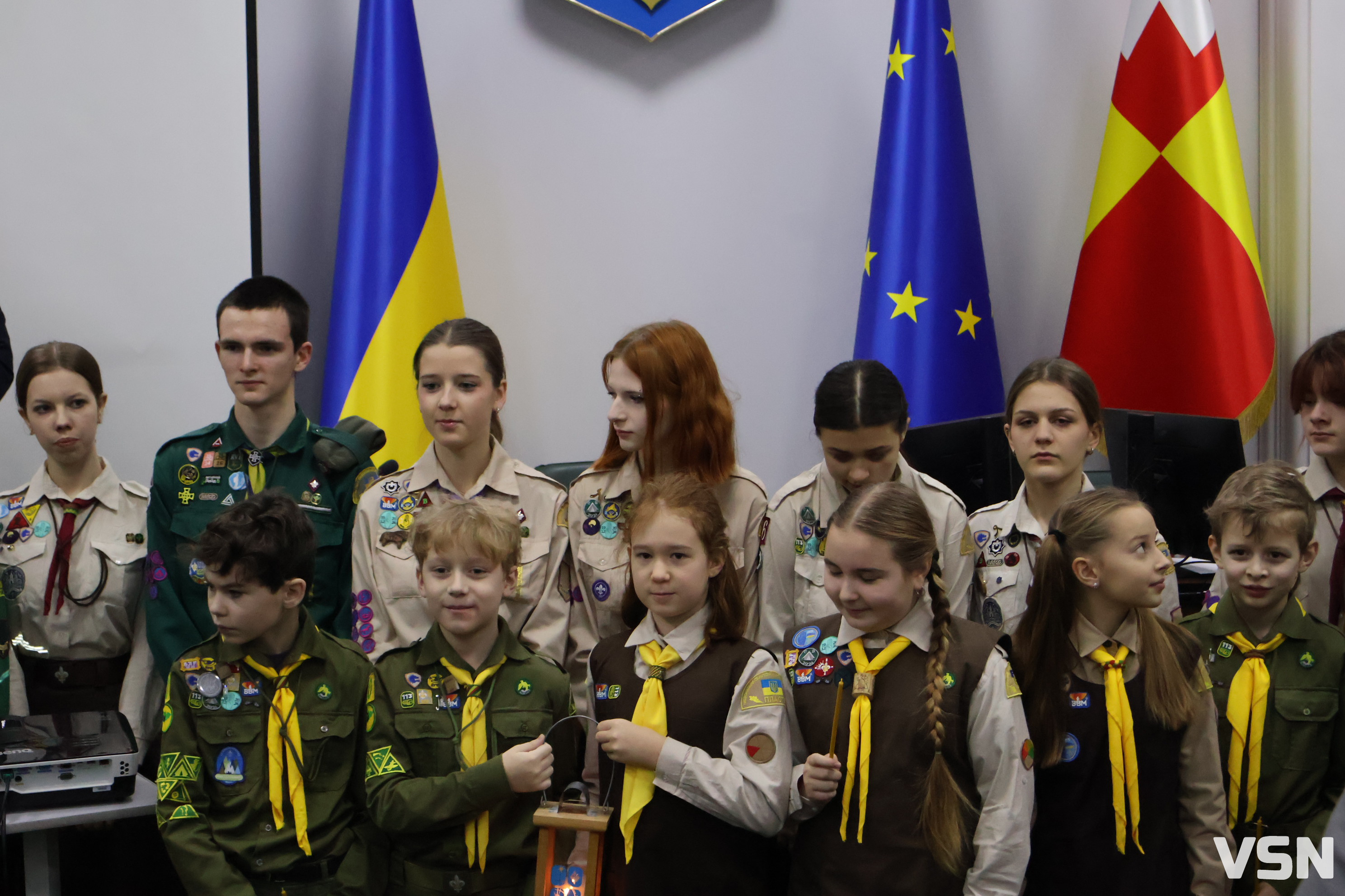 Світло миру в сесійній залі: пластуни передали Вифлеємський вогонь Луцькій міськраді