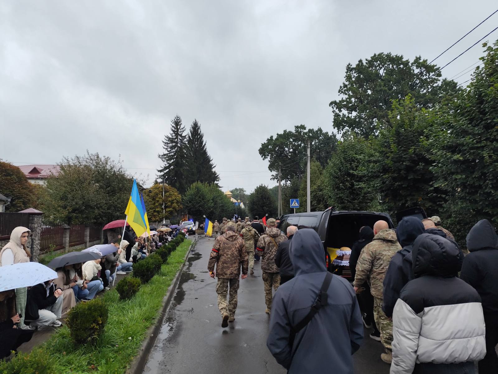 Овдовіла дружина, без батька залишились сини: на Волині попрощались з Героєм Віктором Мельничуком