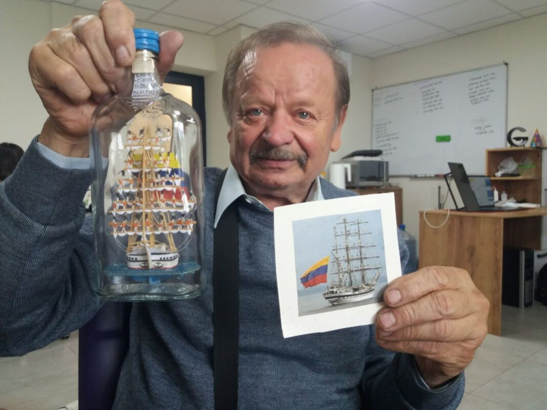 Волинський майстер створює вітрильники у пляшках, які підкорили світ
