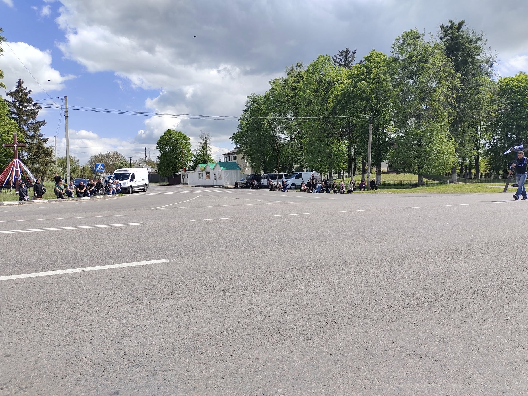Весільний коровай ділили на кладовищі: на Волині в останню путь провели 26-річного Героя Михайла Рогу