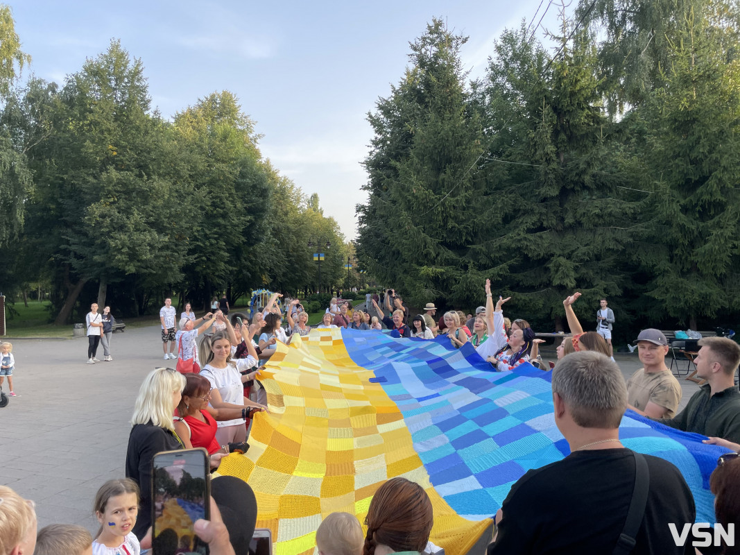 «Нитка єднання»: у Луцьку зв'язали теплий прапор України