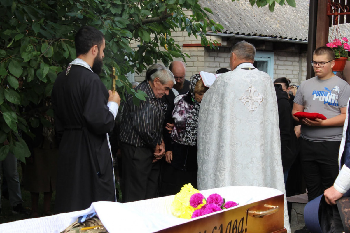 Незламний артилерист, нагороджений «Золотим хрестом»: на Волині попрощалися з Героєм Олегом Орлюком