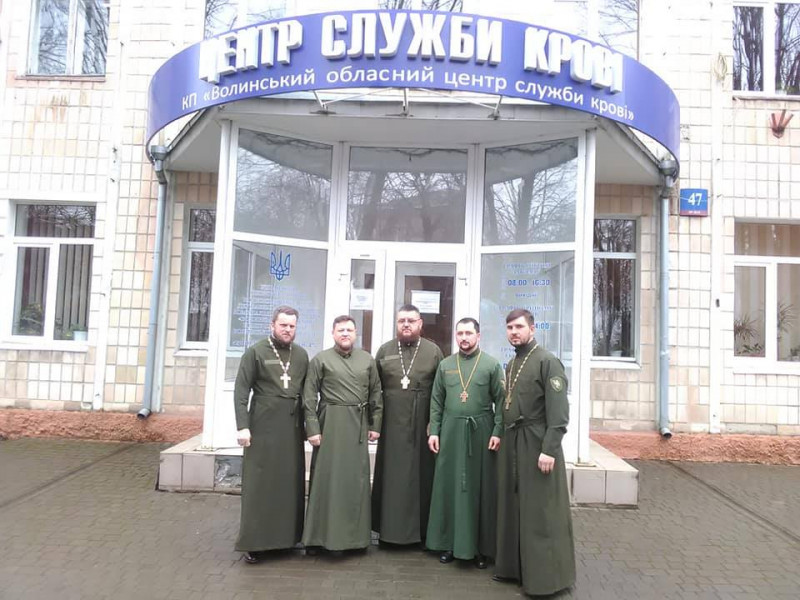 Здав понад 20 літрів крові: священник з Волині став Заслуженим донором України