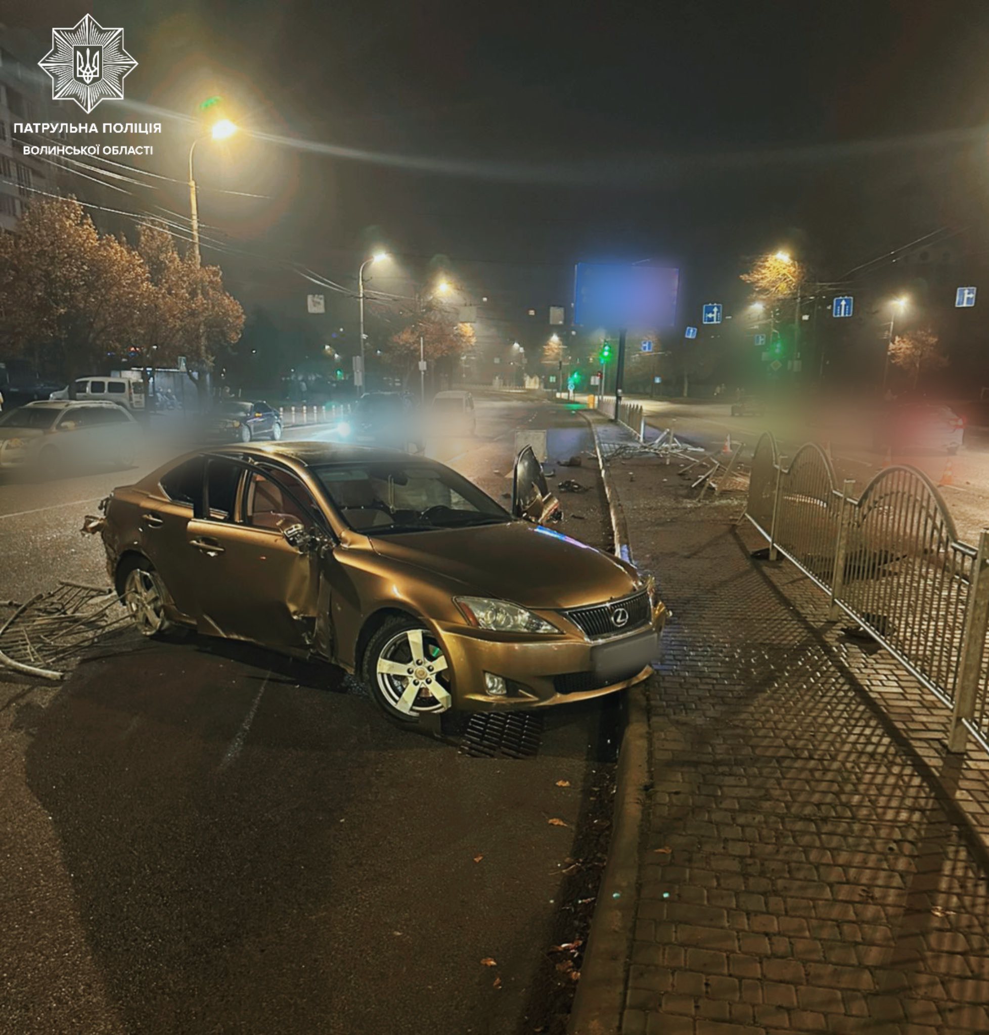 У Луцьку п’яний водій на Lexus протаранив паркан і втік з місця ДТП