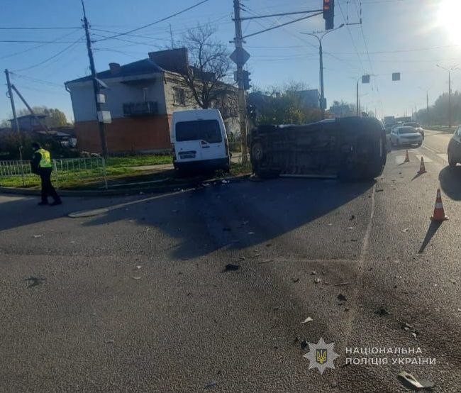 Бус від удару перекинувся на бік: у Луцьку внаслідок ДТП травмувався водій автомобіля