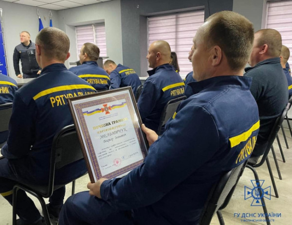 Волинським рятувальникам вручили нагороди за ліквідацію наслідків обстрілів міста