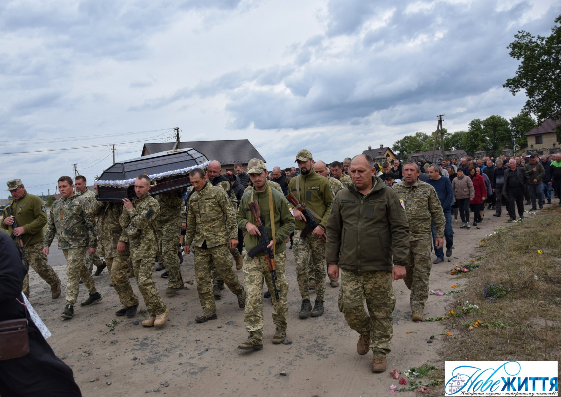 На колінах та зі сльозами проводжало усе село: на Волині попрощалися з Героєм  Віктором Швайкою