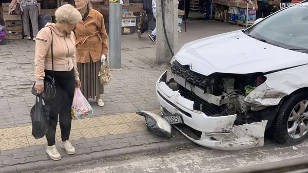 У Луцьку біля Центрального ринку зіткнулися авто: на місці працює поліція