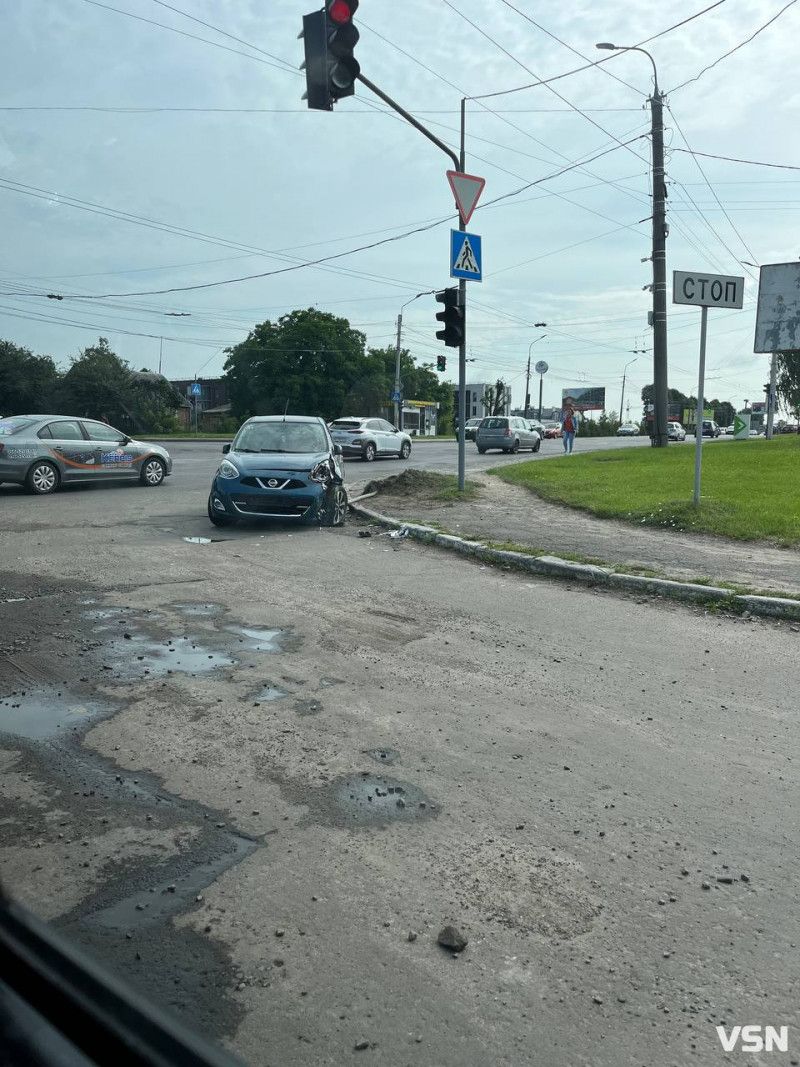 У Луцьку на Рівненській п'яна водійка на авто знесла дорожній знак. ОНОВЛЕНО