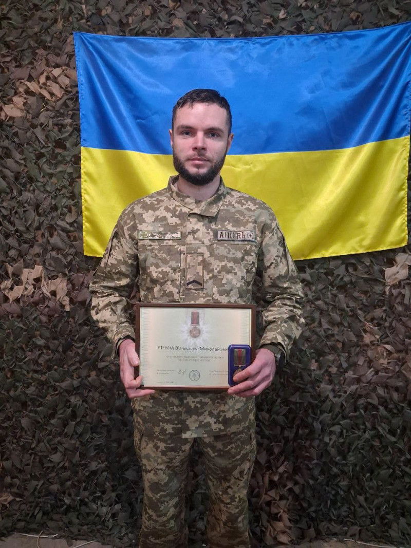 «Усі думали, що я загинув»: поранений прикордонник із Волині провів ніч під деревом, ховаючись від ворожих дронів