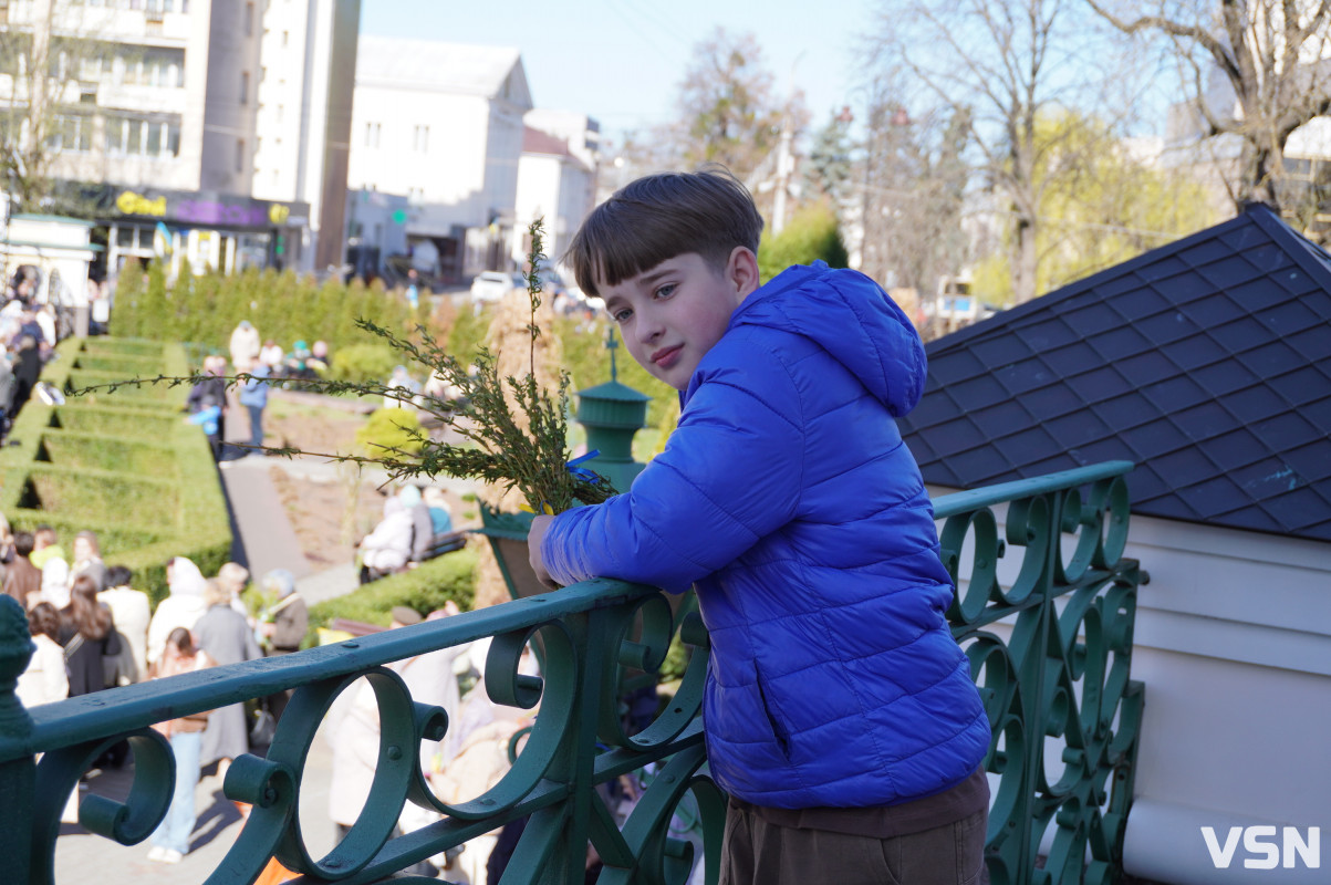 Сотні вірян прийшли освячувати вербу у головний собор Луцька. Фоторепортаж