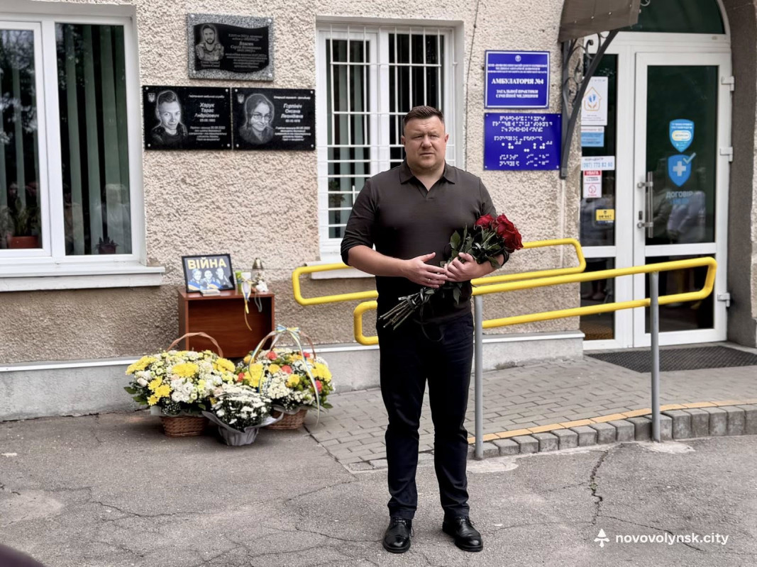 Війна забрала їхні життя: у місті на Волині відкрили меморіальні дошки загиблим медикам