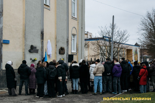 «Він ніколи не думав про себе й не скаржився»: у Луцьку відкрили меморіальну дошку на честь бойового медика Романа Ткача