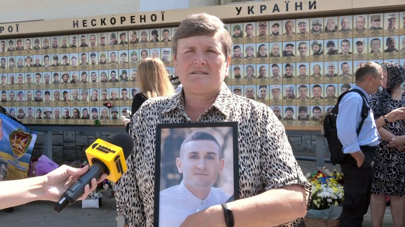 «Час не лікує»: у Луцьку розгорнули 40-метровий «Прапор пам’яті» загиблих захисників України