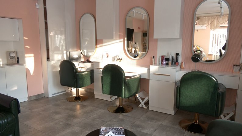 Підприємці Луцької громади отримали компенсацію на генератори: як працюють кав’ярні та перукарні без світла