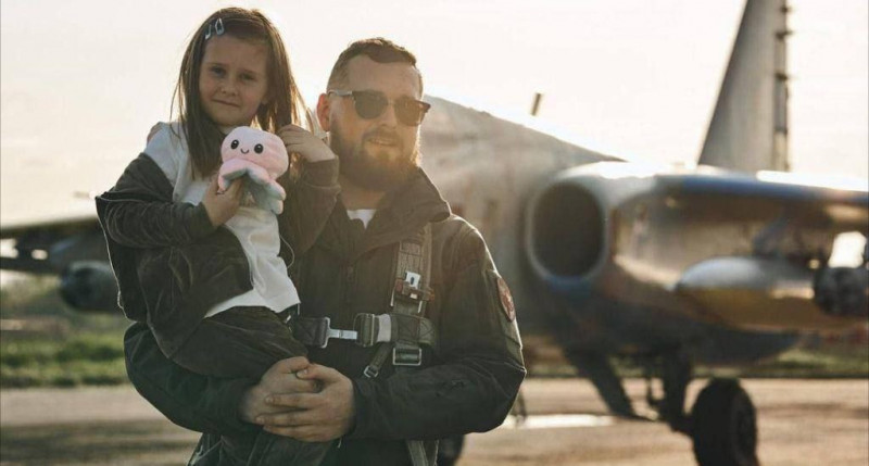 Без тата лишилася маленька дівчинка: один із найкращих українських льотчиків-штурмовиків загинув у повітряному бою