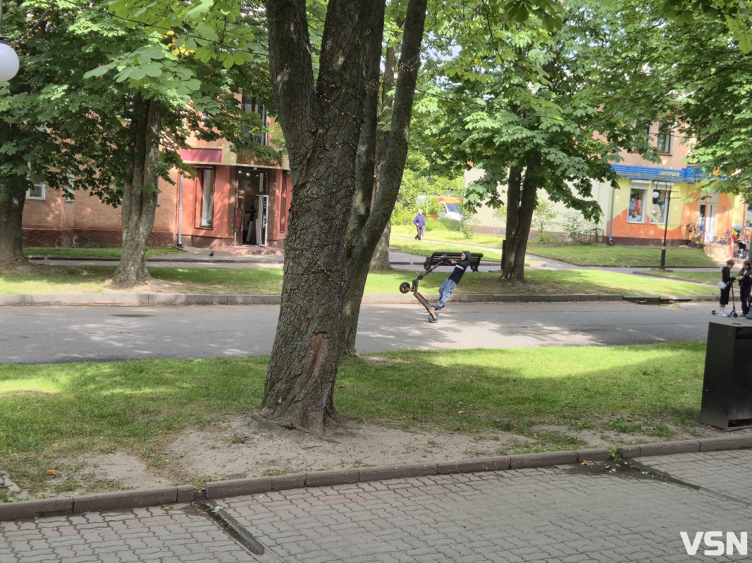 «Ходити містом страшно»: що думають жителі Нововолинська про хаотичний рух електросамокатів у місті