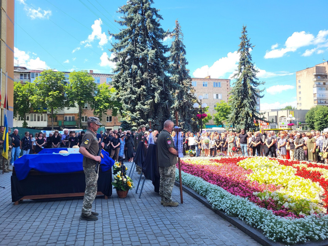 Навіки 30 і 38: на Волині в останню путь провели молодих Героїв, життя яких забрала війна