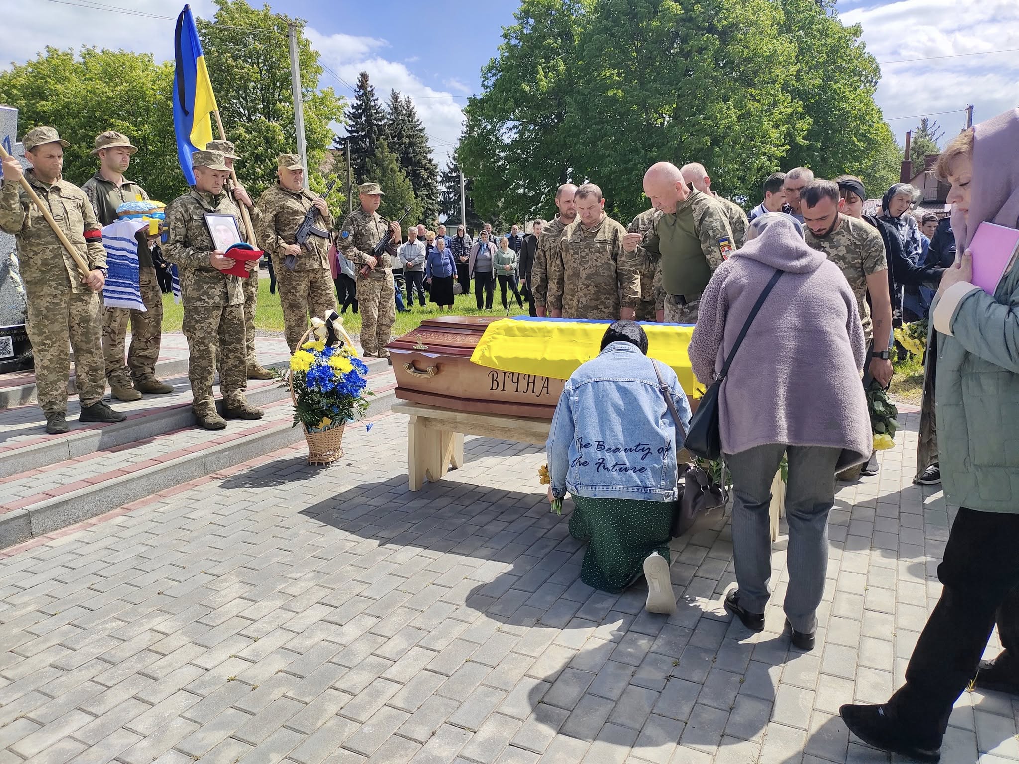 Весільний коровай ділили на кладовищі: на Волині в останню путь провели 26-річного Героя Михайла Рогу