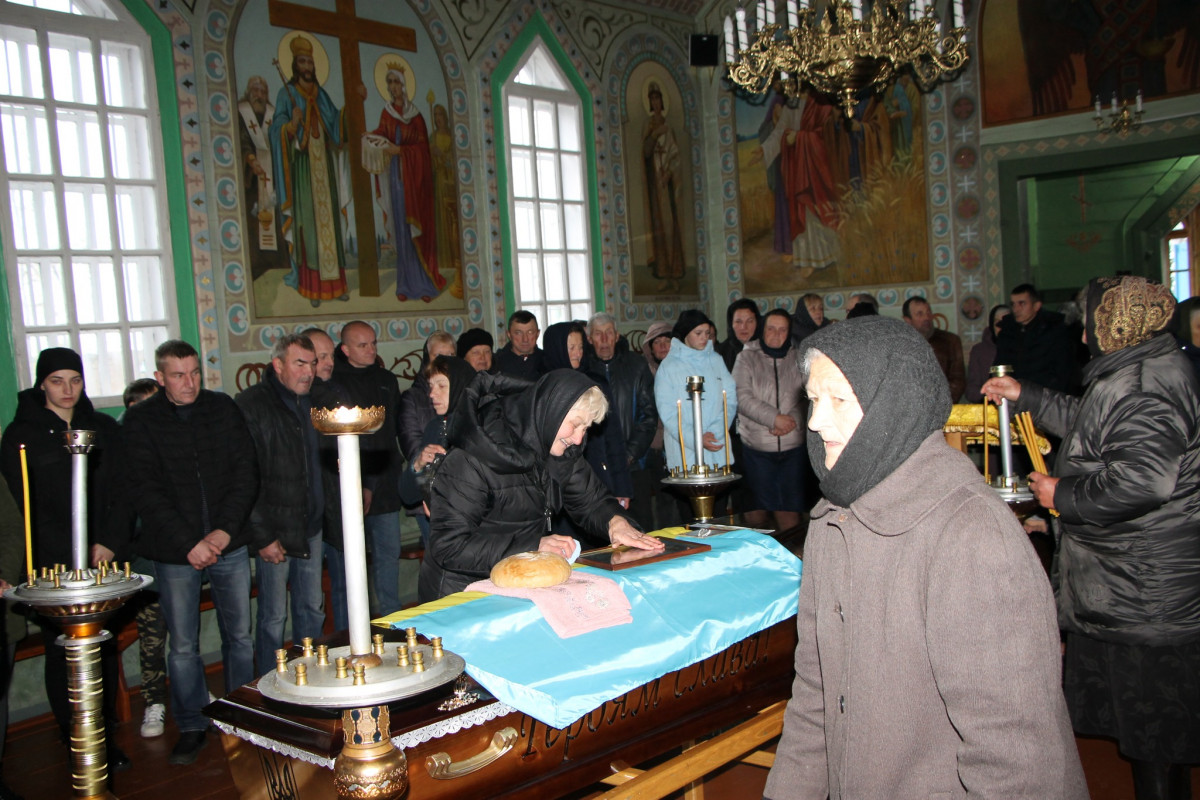 Помер у зоні бойових дій: на Волині усе село прийшло попрощатися з Героєм Віталієм Лук'янчуком. Фото