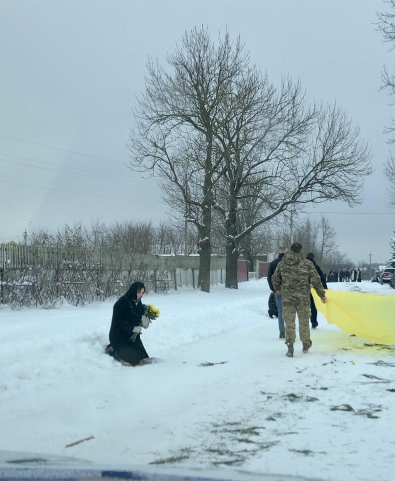 Ще зовсім недавно приїжджав у відпустку, а зараз зустріли «на щиті»: на Волині попрощалися із захисником Віталієм Рабчуном