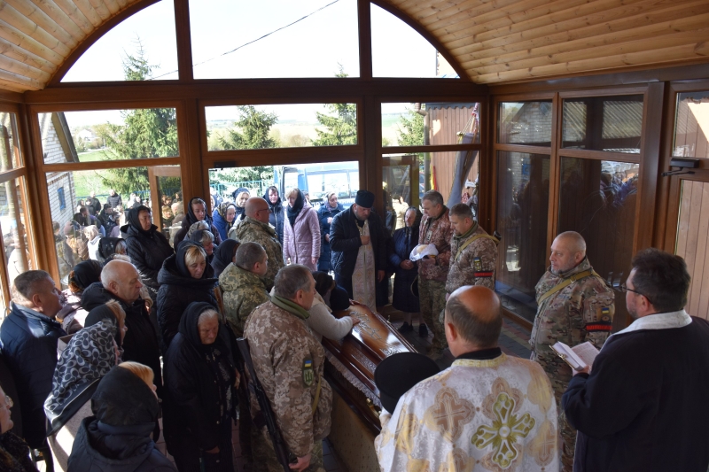 Коровай ділили на кладовищі: на Волині сотні людей прийшли попрощатися з Героєм Миколою Гацем