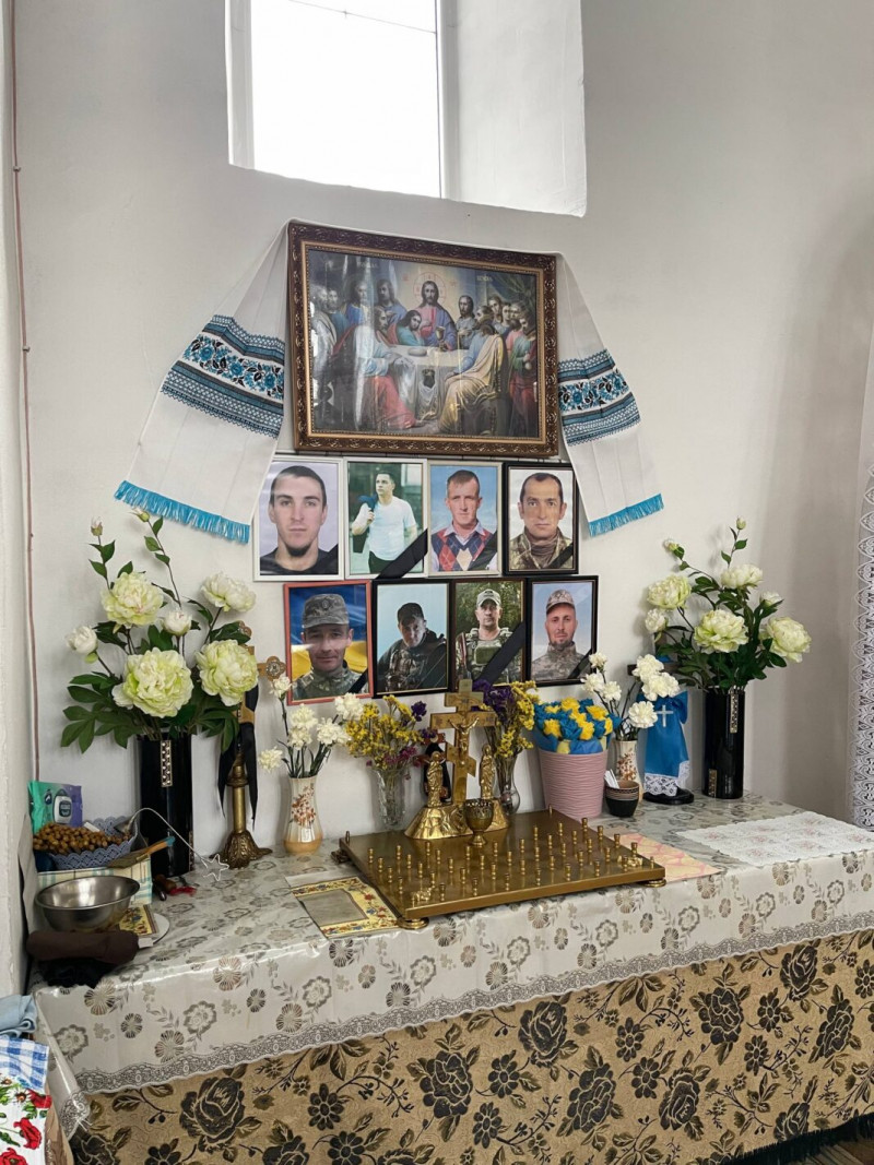 Під час кожного богослужіння моляться за воїнів: отець Роман 25 років є духовним наставником у храмі Луцького району