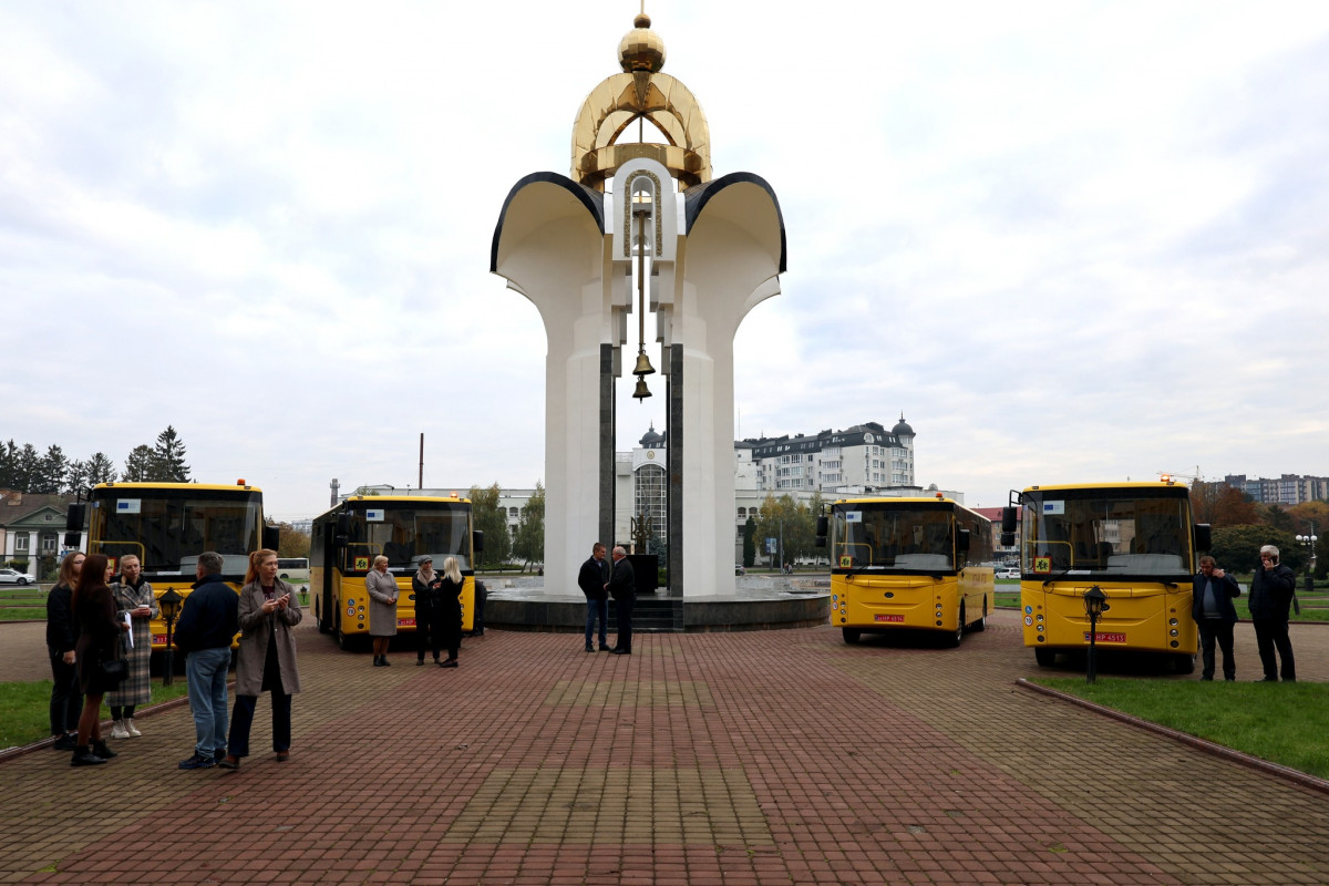 Чотири громади Волині отримали нові шкільні автобуси з інклюзивними місцями