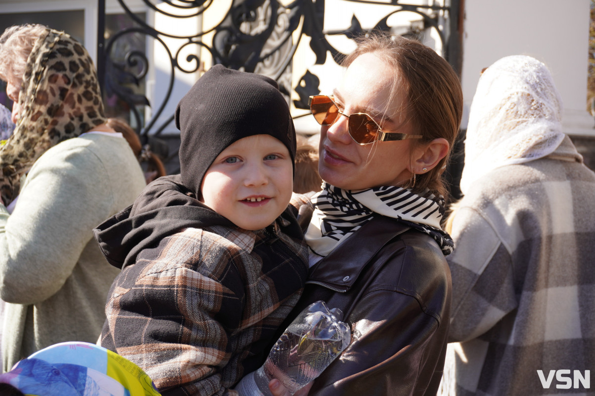 Сотні вірян прийшли освячувати вербу у головний собор Луцька. Фоторепортаж