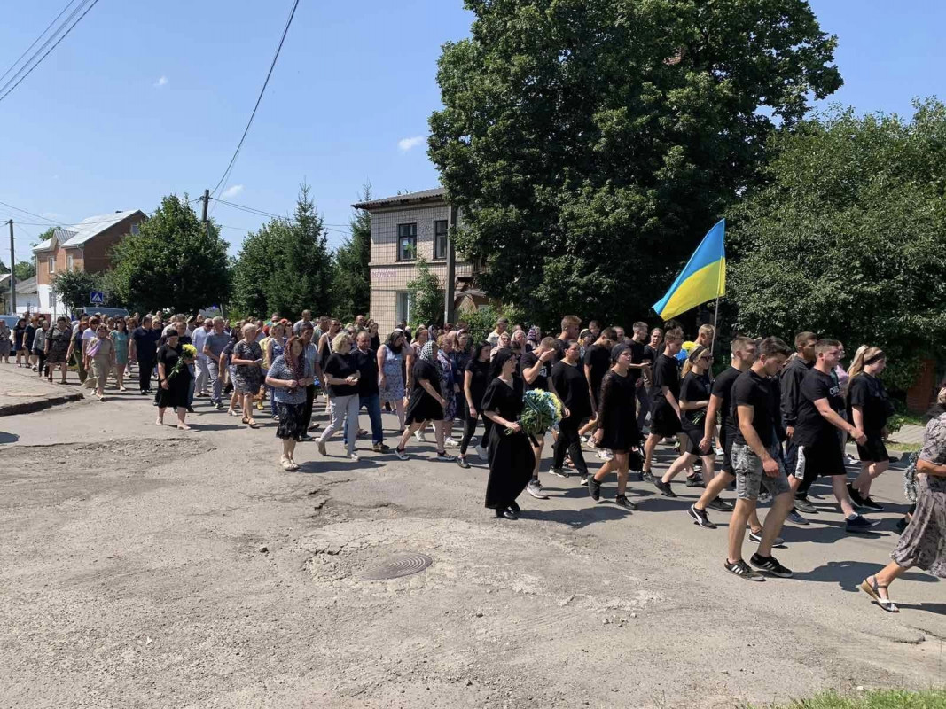 Щирий і добрий син, чоловік, товариш: на Волині попрощалися з молодим військовим. Фото