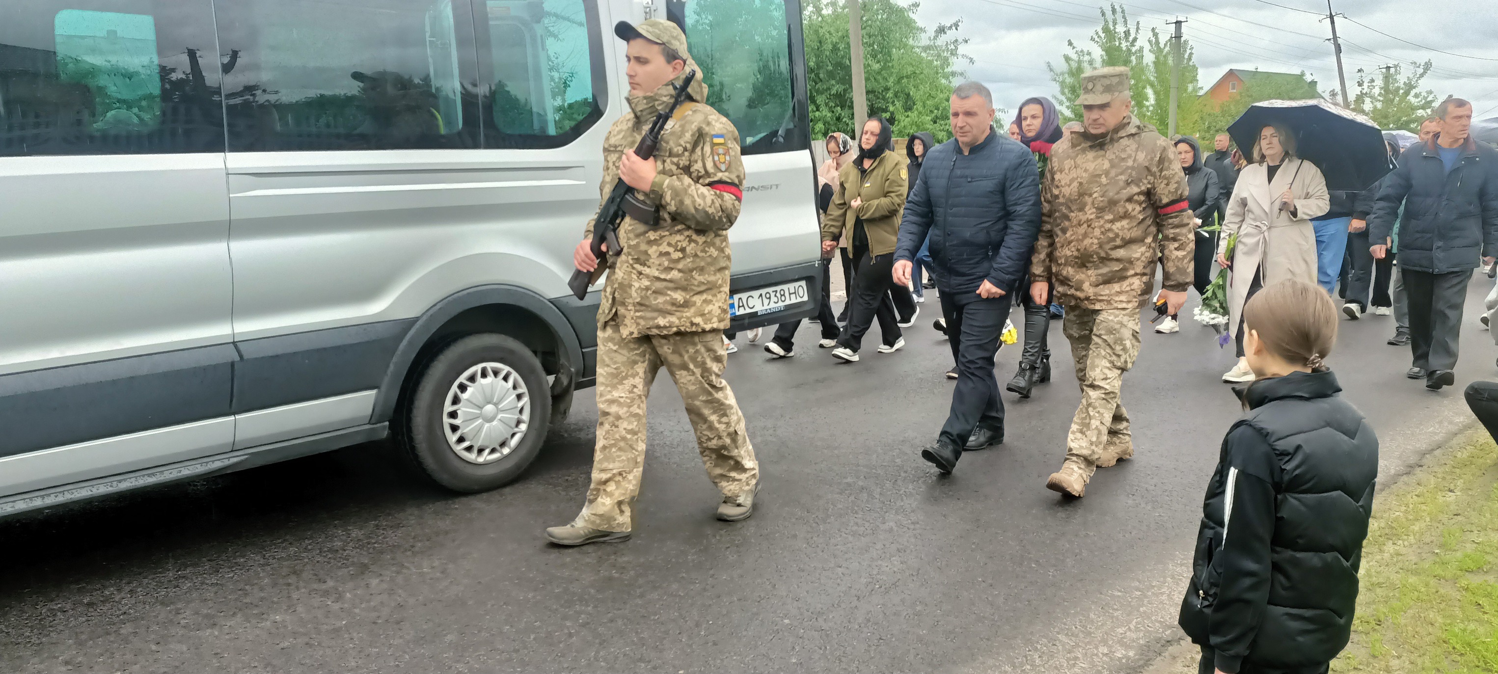 Без надійного плеча залишилися дружина, син та донька: на Волині попрощались з Героєм Павлом Плисюком