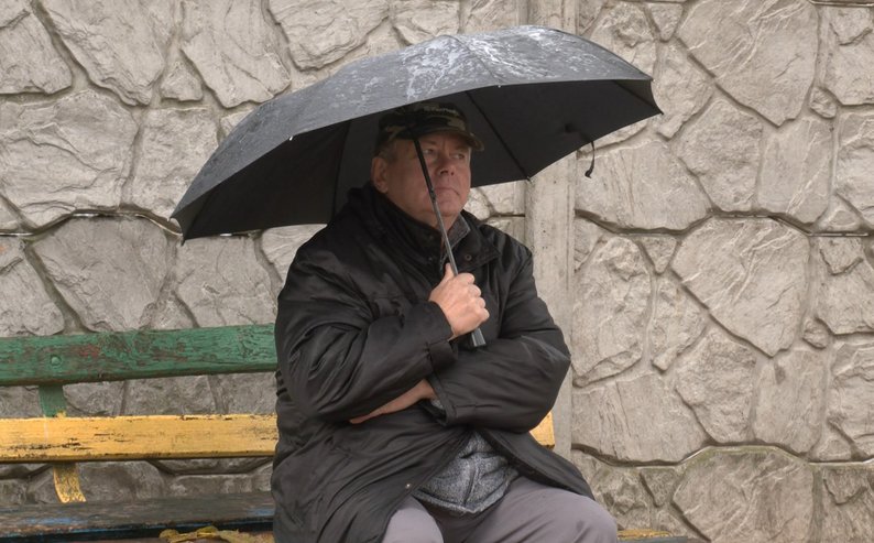 «Вірю, що його відбудують»: спецтехніка розбирає пошкоджений російською ракетою будинок у Луцьку