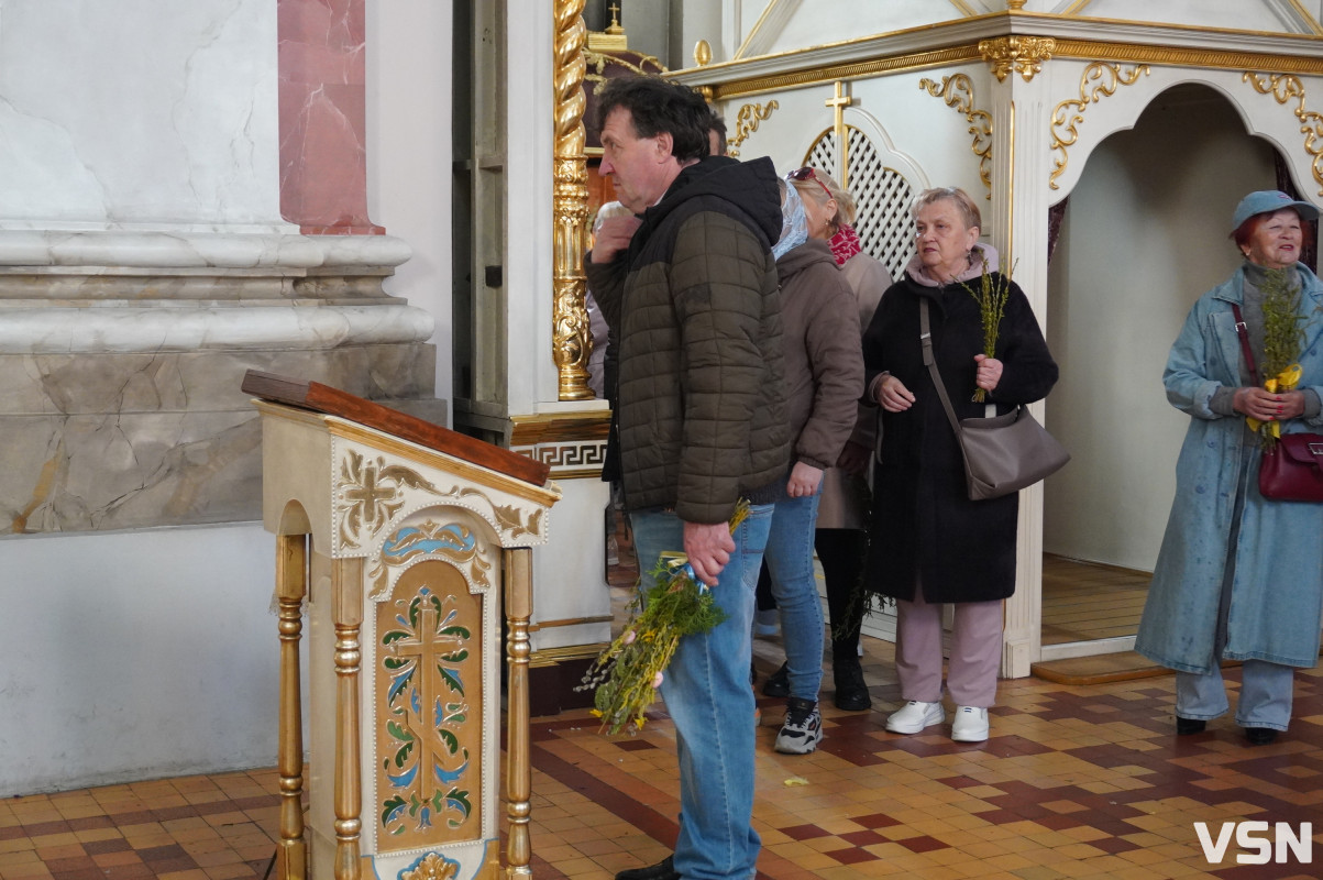 Сотні вірян прийшли освячувати вербу у головний собор Луцька. Фоторепортаж