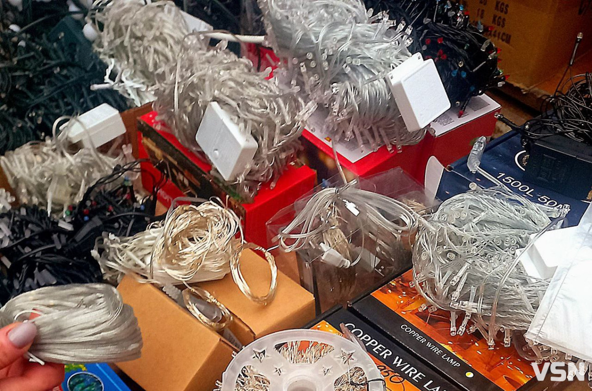 Скільки коштують новорічні гірлянди на ринку у Луцьку?