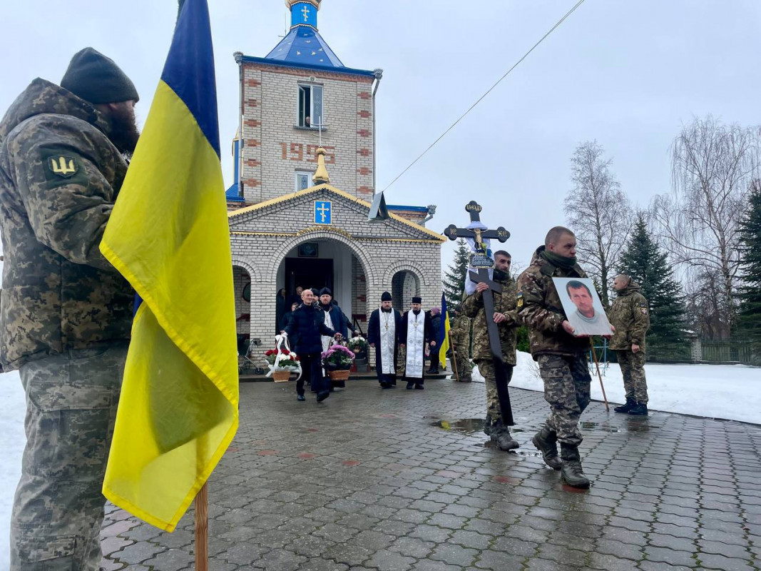 Довгих десять місяців вважався зниклим безвісти: «на щиті» на Волинь повернувся додому Герой Геннадій Абрамчук