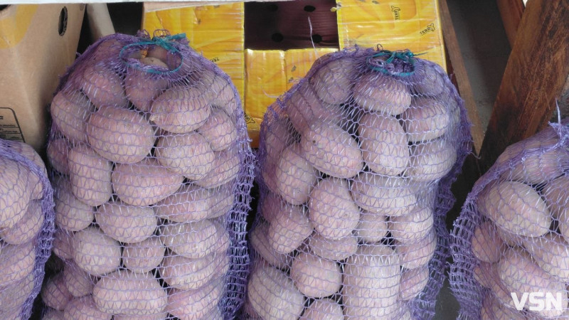 160 грн за кіло: скільки коштує молода картопля у Луцьку