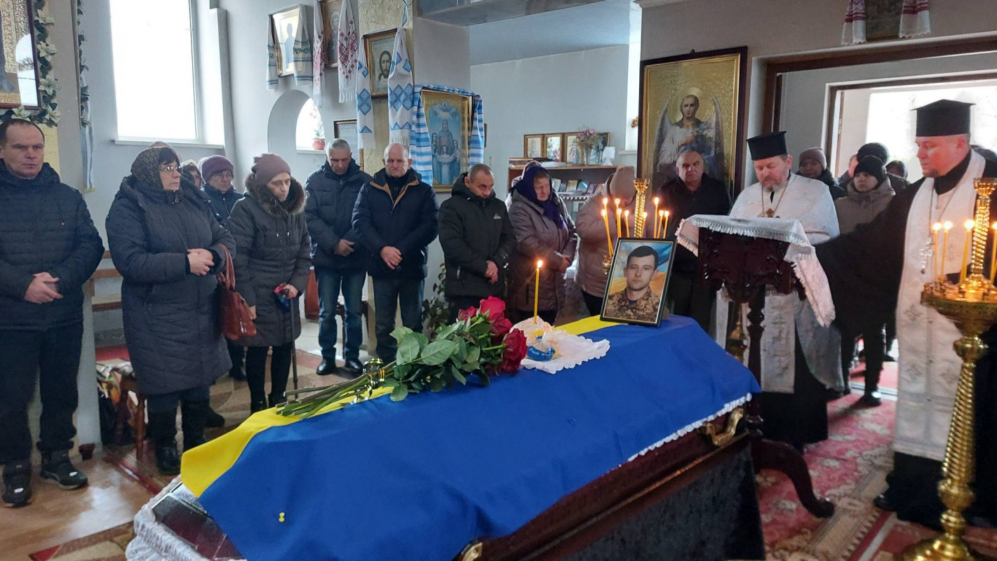 Більше року вважався зниклим безвісти: на Волині попрощалися з Героєм, якому навіки 42