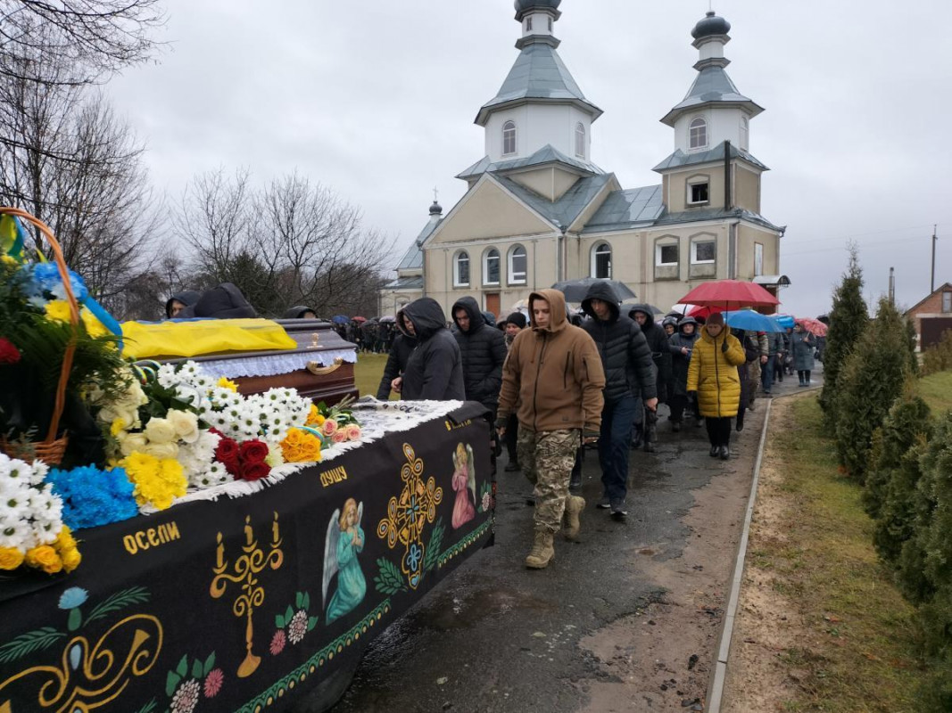 Загинув внаслідок артилерійського обстрілу: на Волині всім селом ховали працівника міської ради, Героя Олега Патіюка. Фото