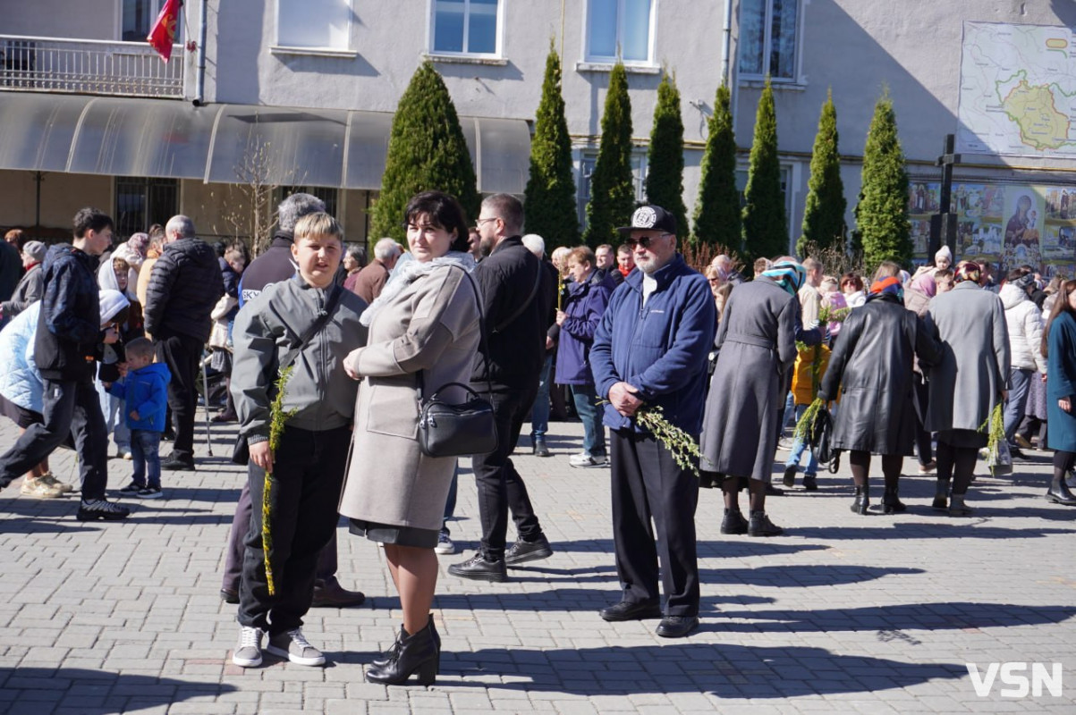 У Луцьку на Вербну неділю біля собору утворилися величезні черги