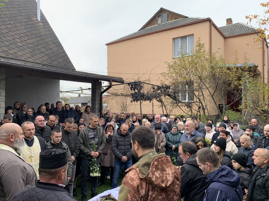 Осиротіла донечка: на Волині в останню путь провели 42-річного Героя Петра Оверчука