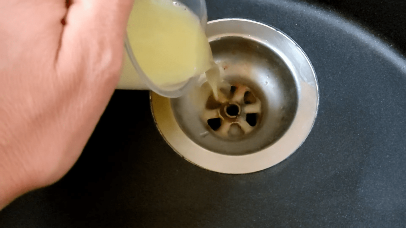 Простий спосіб прочистити злив і позбутися запаху без хімії