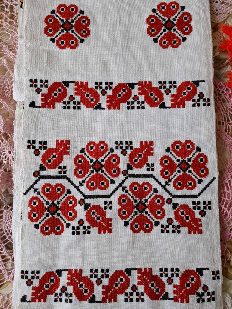 Пів століття присвятила медицині, а все життя — творчості: історія волинської вишивальниці