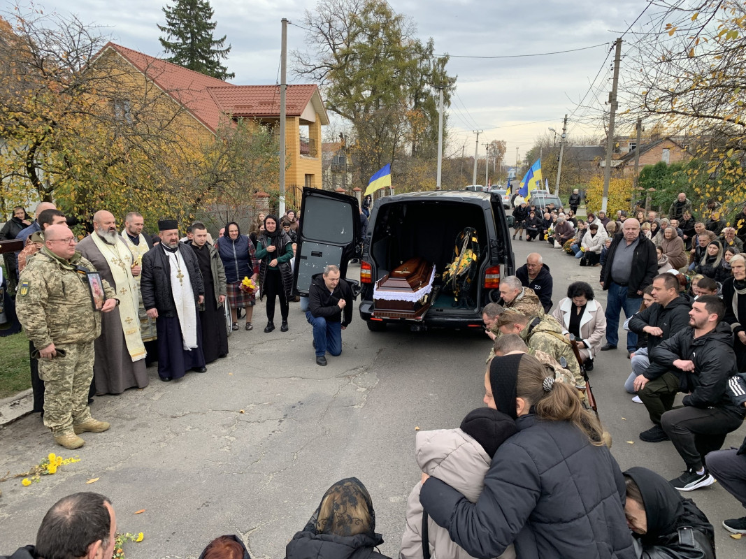 Осиротіла донечка: на Волині в останню путь провели 42-річного Героя Петра Оверчука
