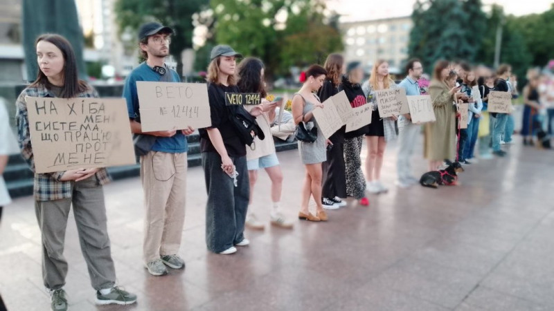 Скандальний законопроєкт про НАБУ та САП: в Україні та Луцьку люди вийшли на протест. Фото