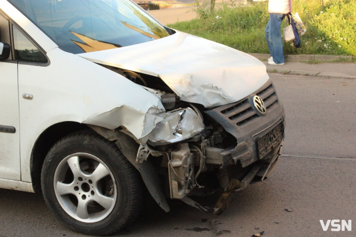 У Луцьку авто після ДТП вилетіло з дороги та розтрощило паркан